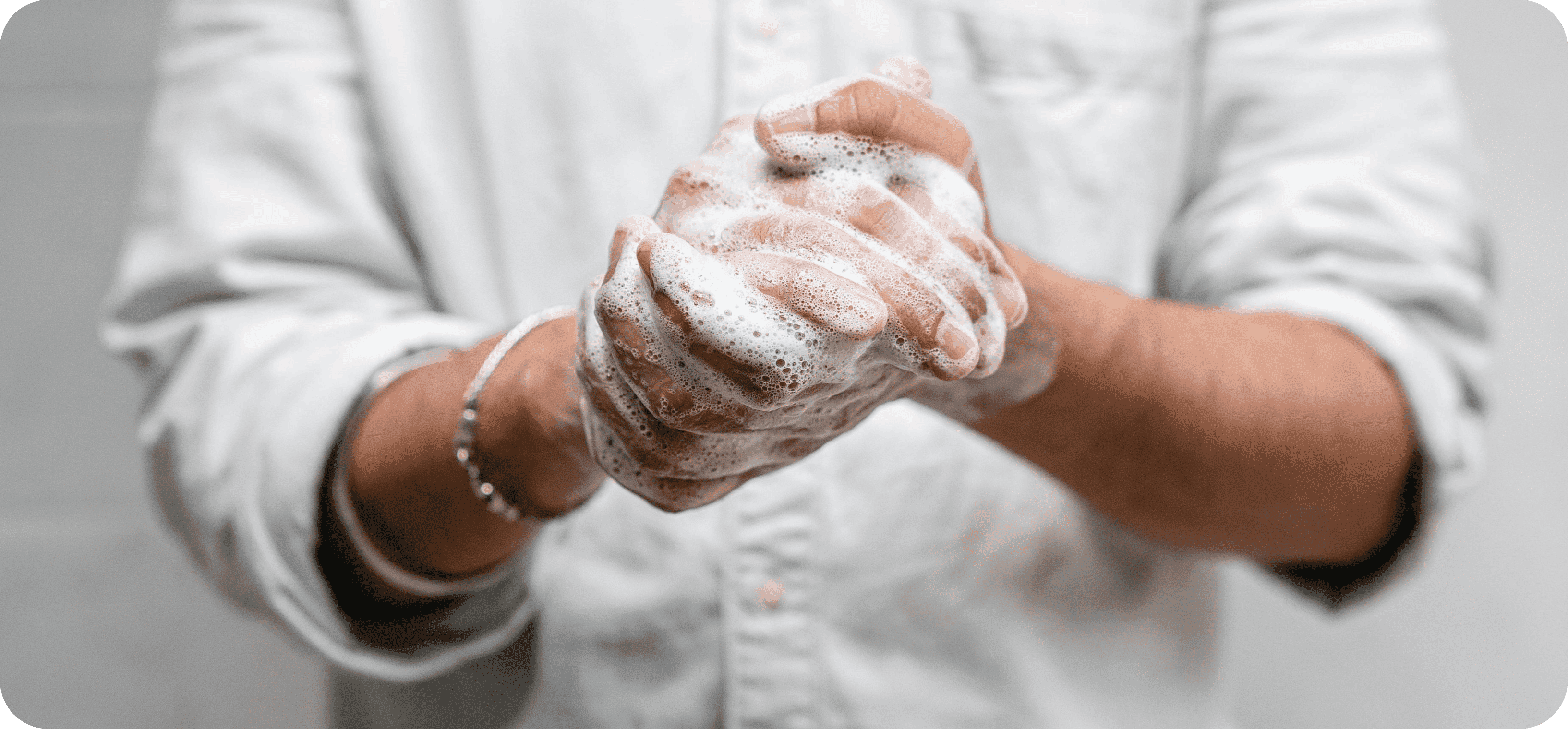 Člověk, který si myje ruce