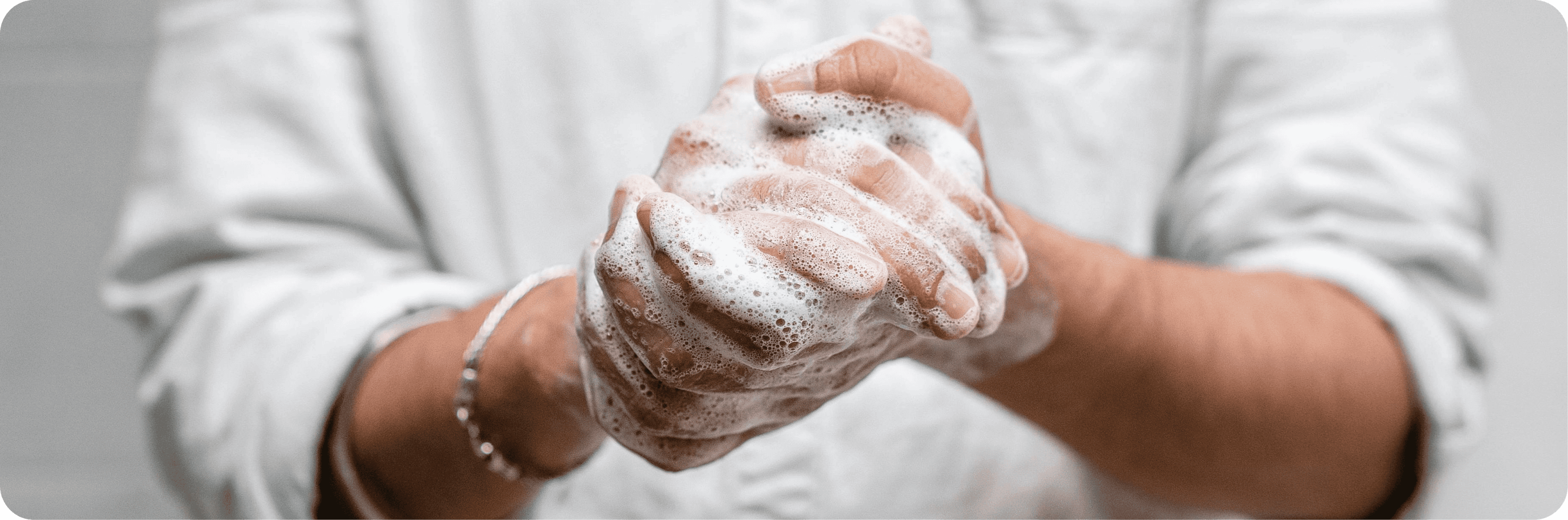 Člověk, který si myje ruce