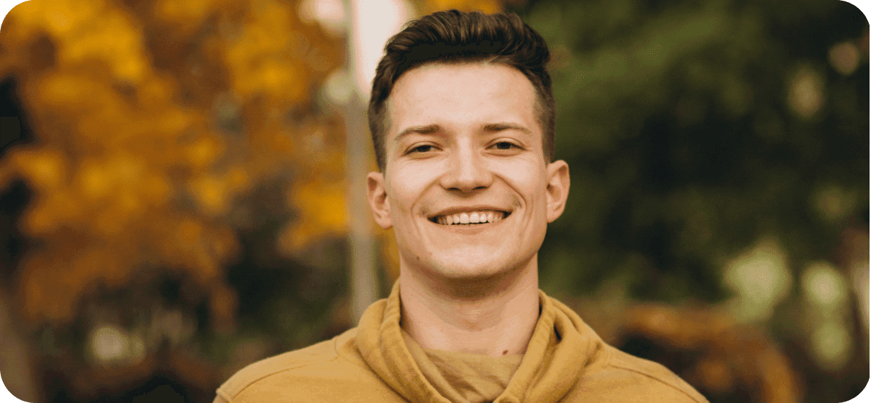 Mladý muž s úsměvem