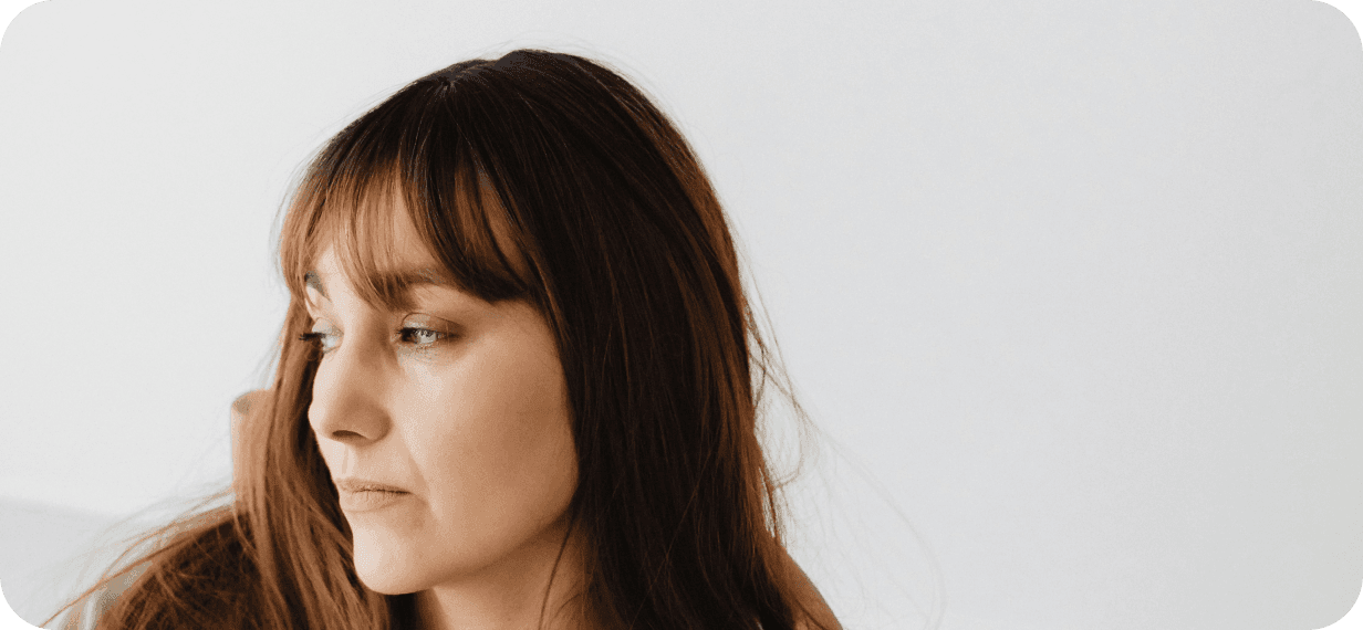 Fotografie ženy s vyčerpaným výrazem