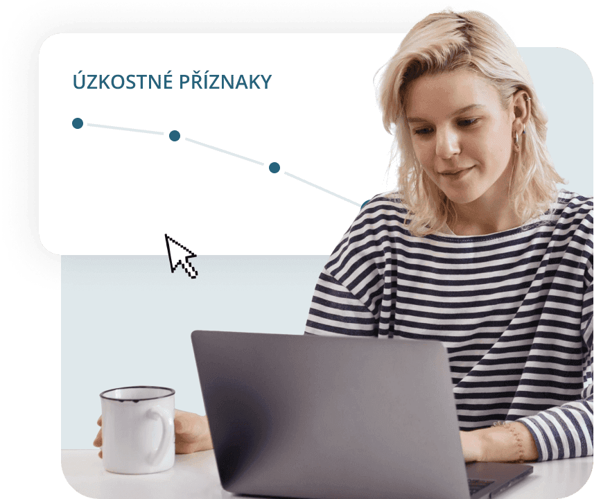 Mladá žena na počítači