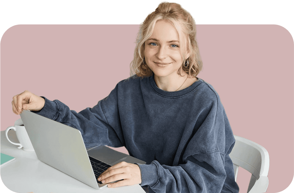 Mladá žena s počítačem