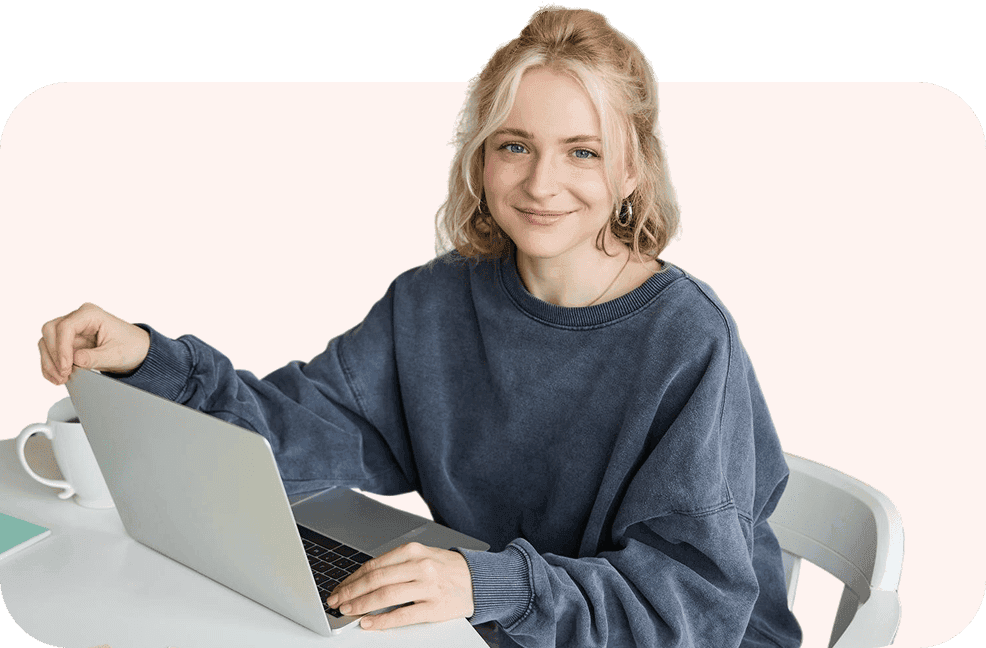 Mladá žena s počítačem