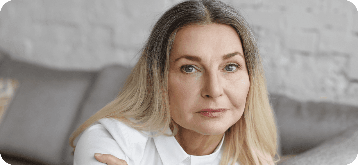 Starší žena s unaveným výrazem