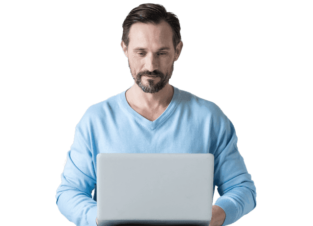 Muž pracující na počítači