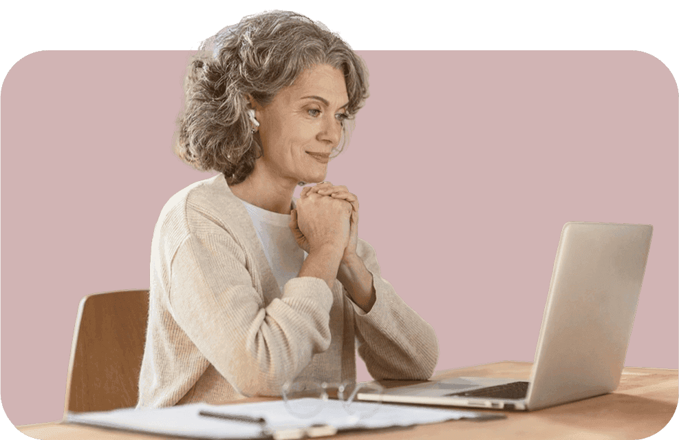 Starší žena u počítače