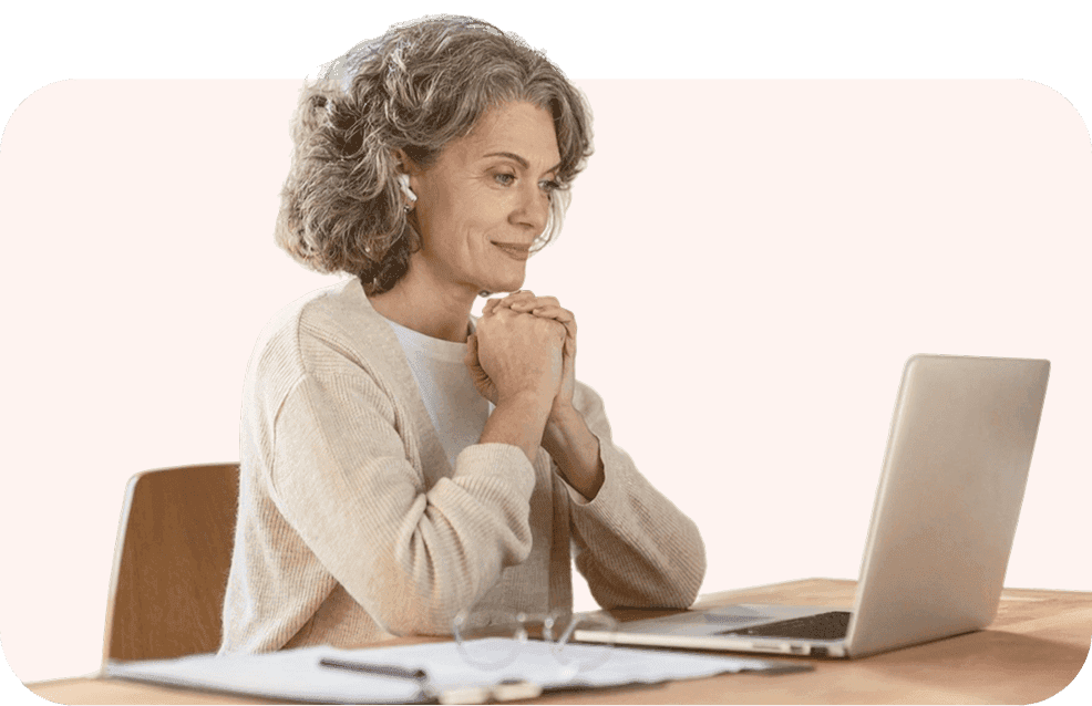 Starší žena u počítače