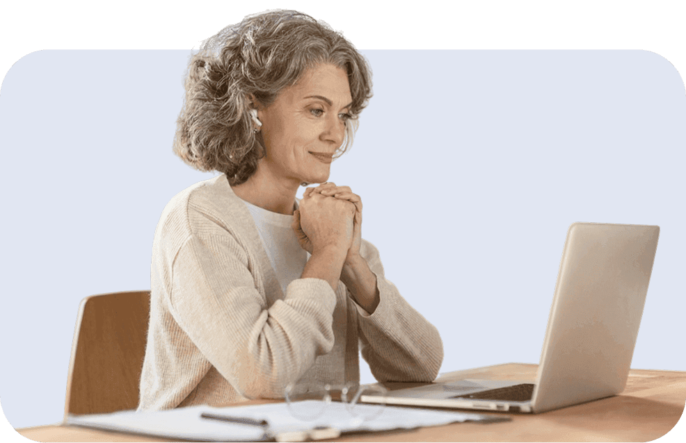 Starší žena u počítače