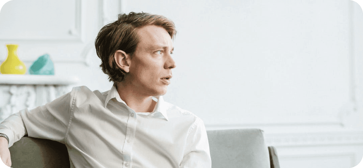 Muž s vyčerpaným výrazem