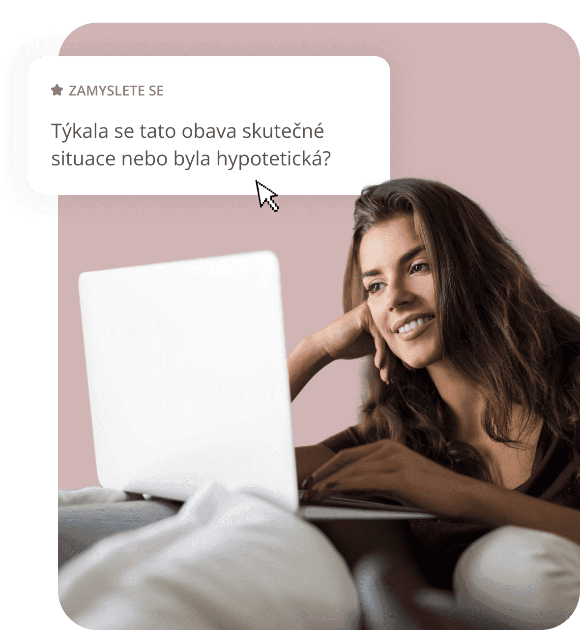 Mladá žena u počítače