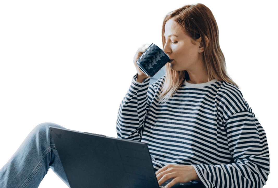 Žena s počítačem pijící hrnek čaje