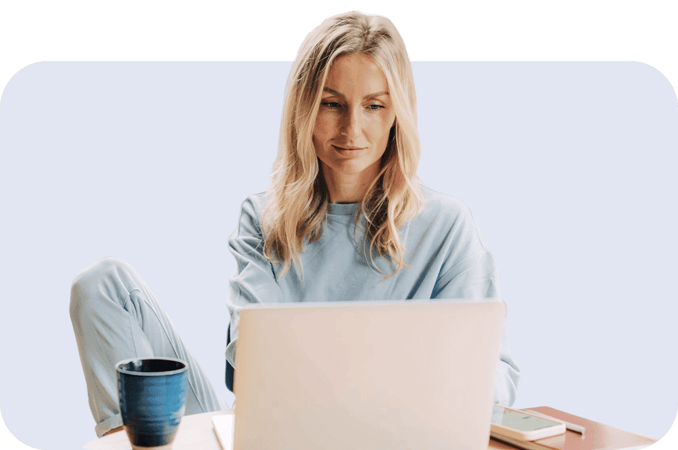 Žena sedící u počítače