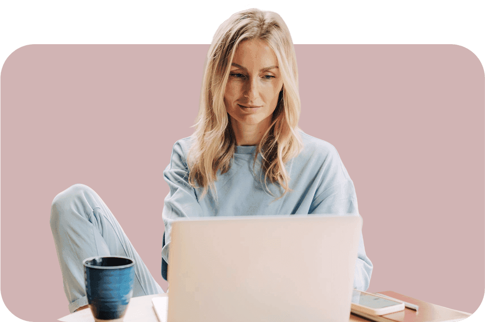 Žena sedící u počítače