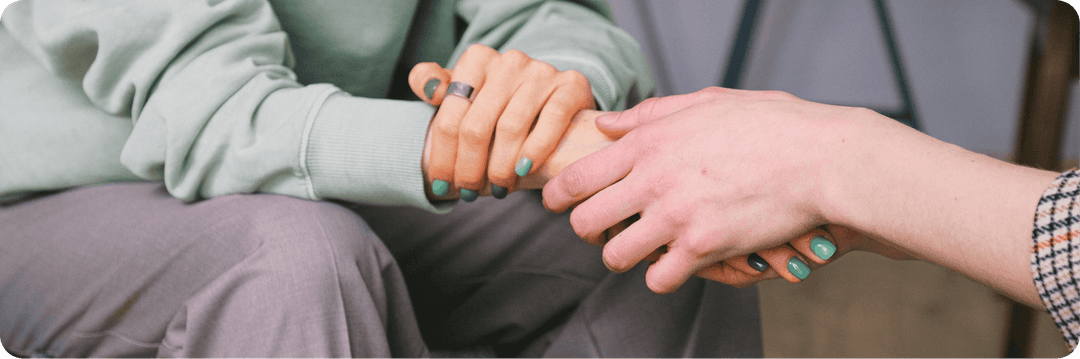 Podpora ve formě držení za ruku.