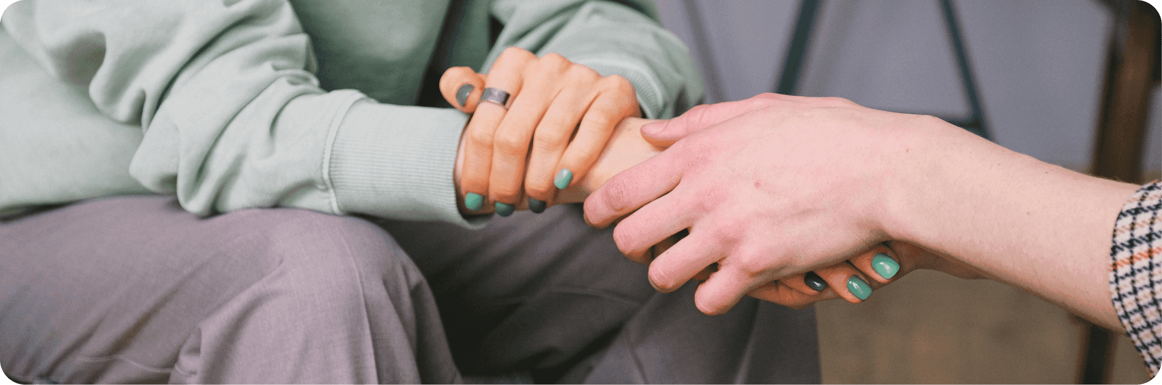 Podpora ve formě držení za ruku.