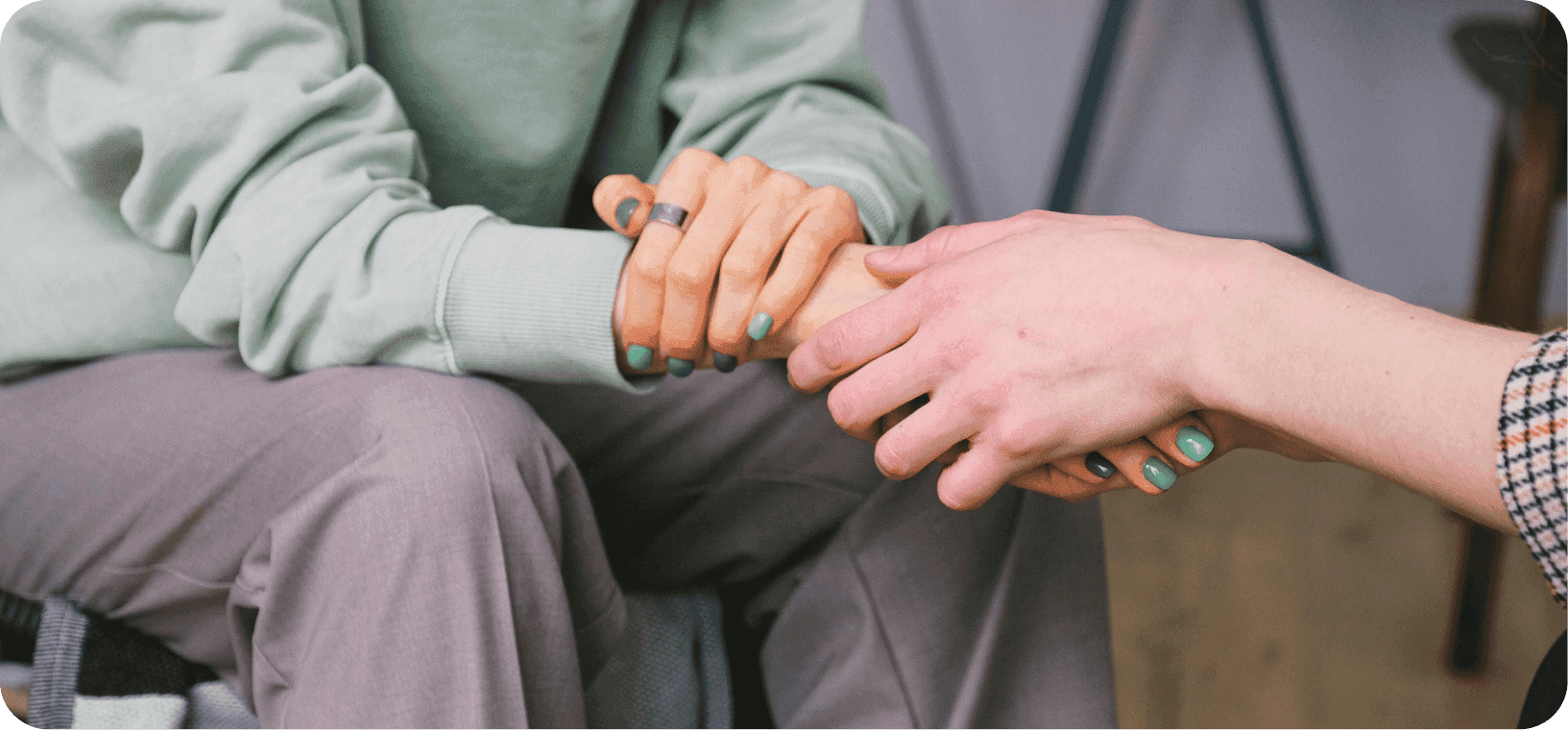 Podpora ve formě držení za ruku.