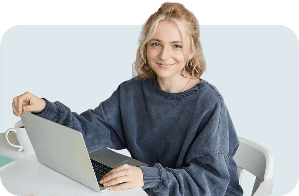 Mladá žena s počítačem