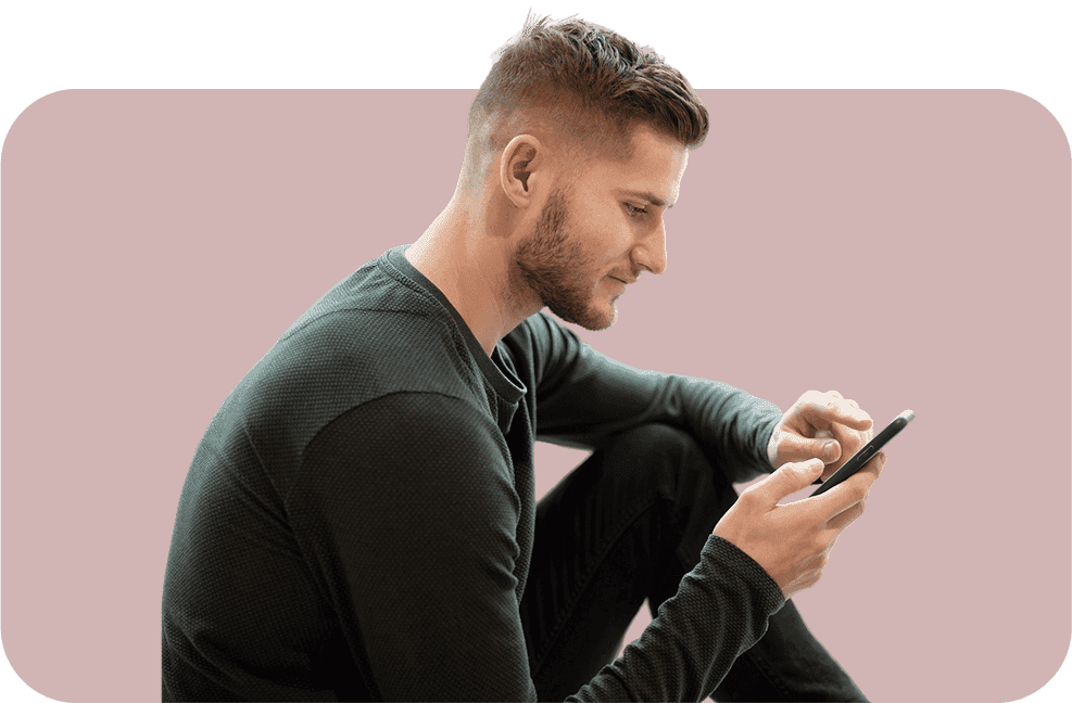 Mladý muž s mobilním zařízením