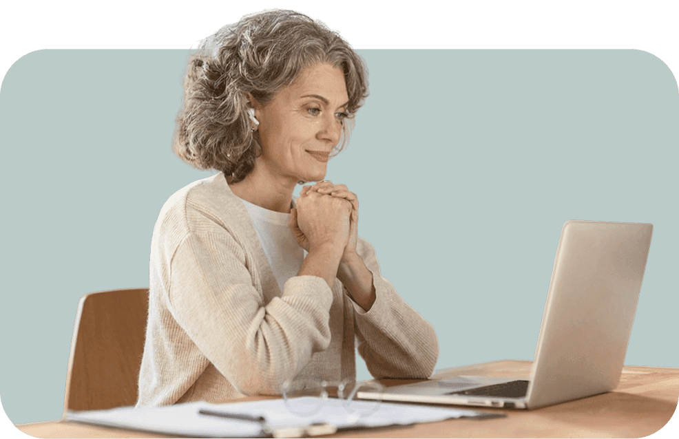 Starší žena u počítače