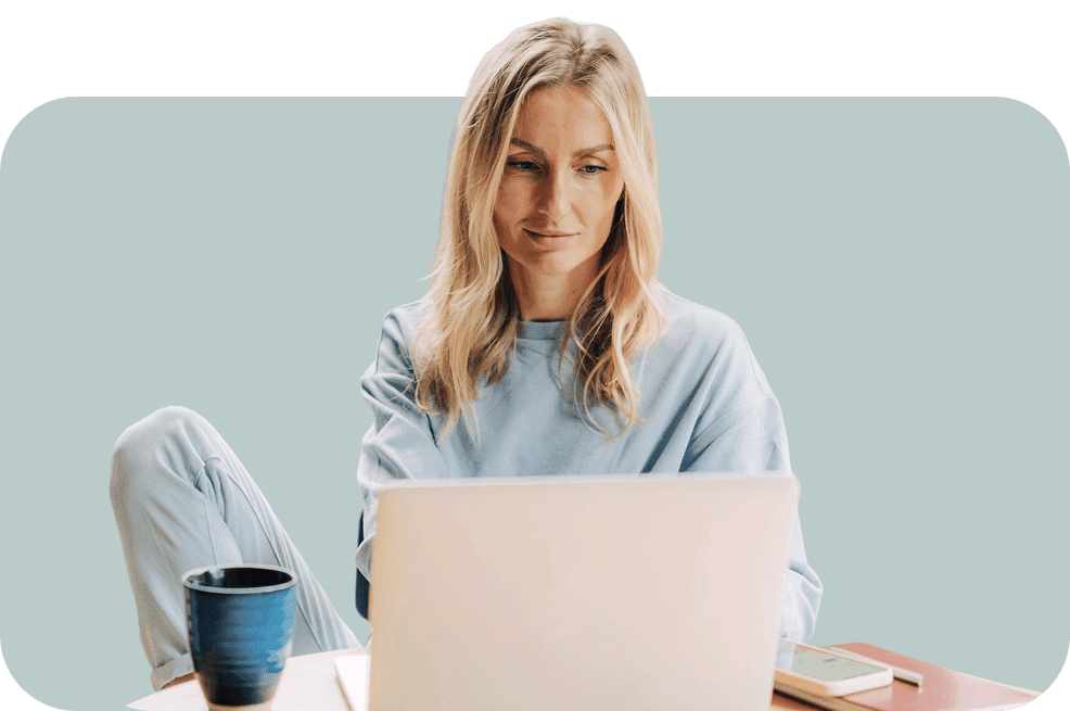 Žena sedící u počítače