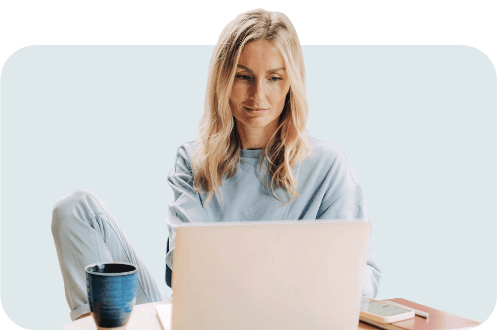 Žena sedící u počítače