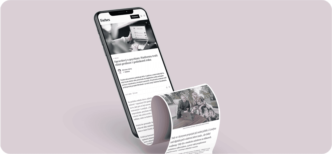 Longscroll na iPhonu XS na růžovém pozadí.