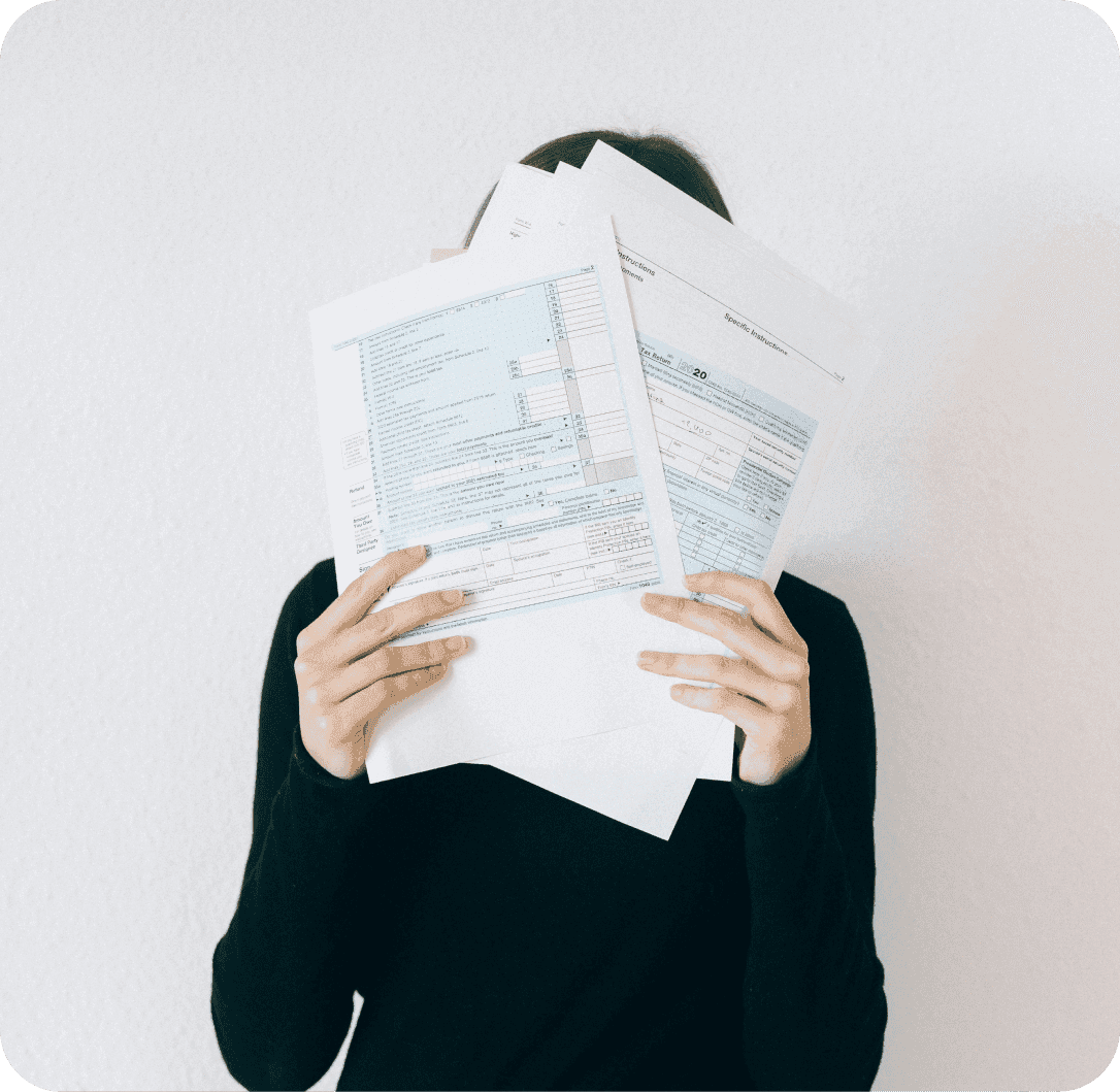 Člověk držící papíry.